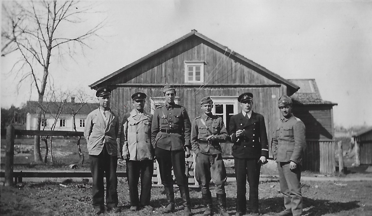 "Kopla", Suursaari 1942, Kuva: tuntematon. Annu Eskon kuvakansiot. "Kopla", Suursaari 1942, Kuva: tuntematon. Annu Eskon kuvakansiot.