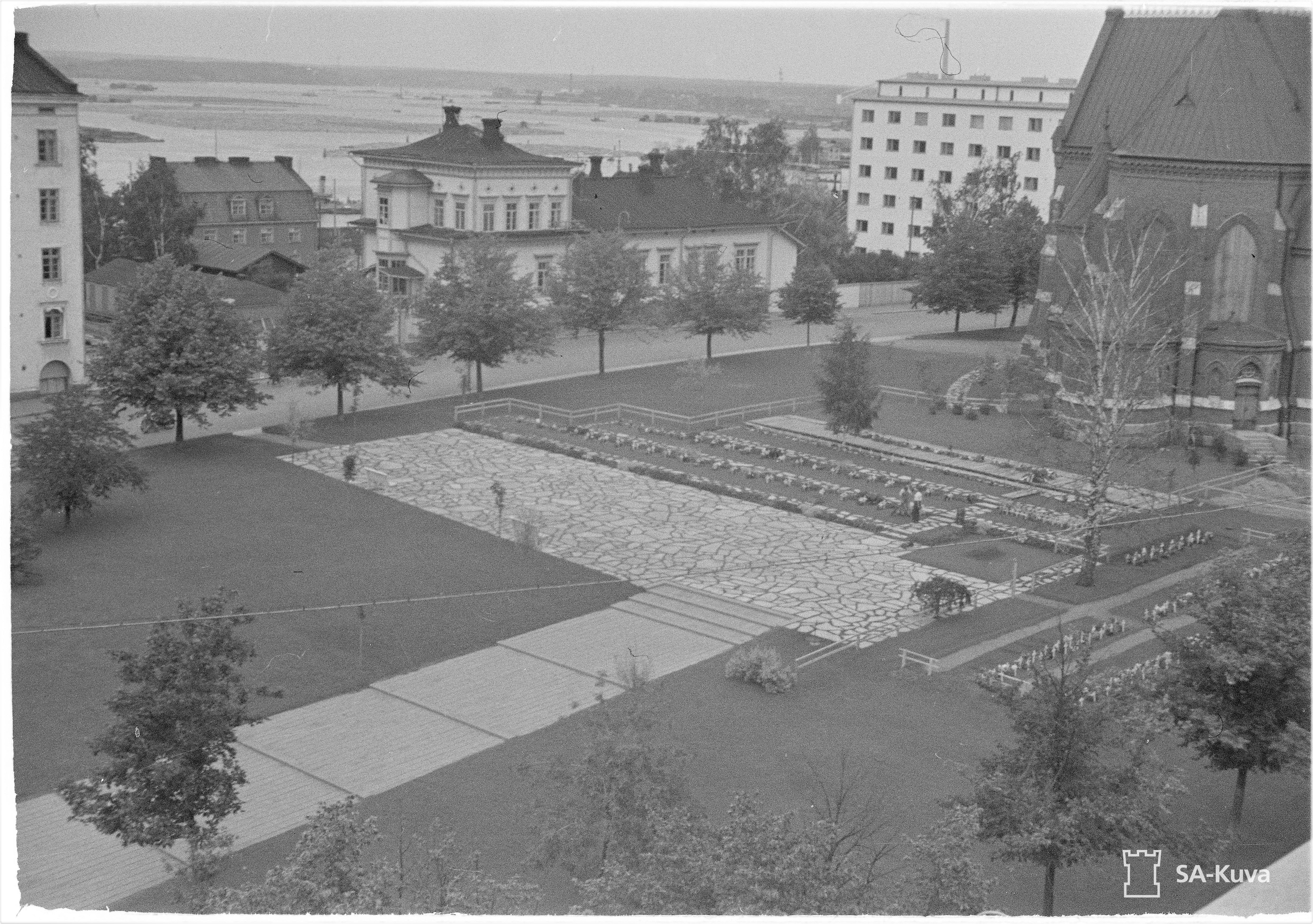 Kotkan ev.lut. kirkon sankarihautausmaa 1942. Sodan aikana tnne haudattiin ainakin kahdeksan Suursaaressa syntynytt miest. Kuva: SA_kuva, Niilo Aarnio.