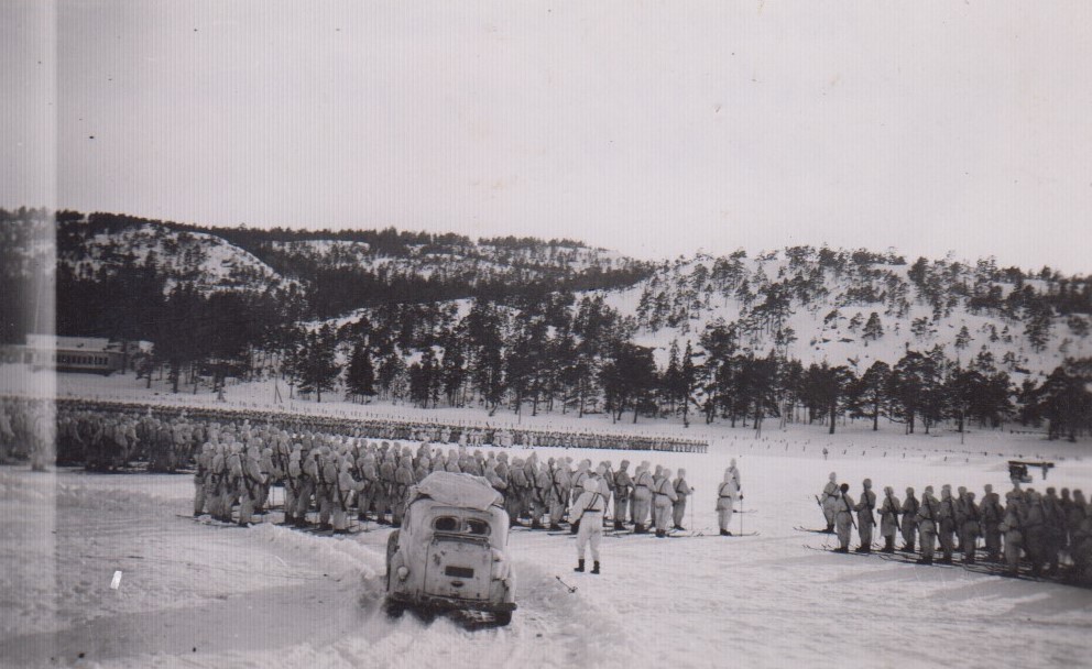 Paraatiin valmistautumista iltapäivällä 28.3 Suursaaren valtauksen jälkeen. Saarella oli tuolloin vielä vihollisia. Annu Eskon kuvakansiot. Paraatiin valmistautumista iltapäivällä 28.3 Suursaaren valtauksen jälkeen. Saarella oli tuolloin vielä viollisia. Annu Eskon kuvakansiot.