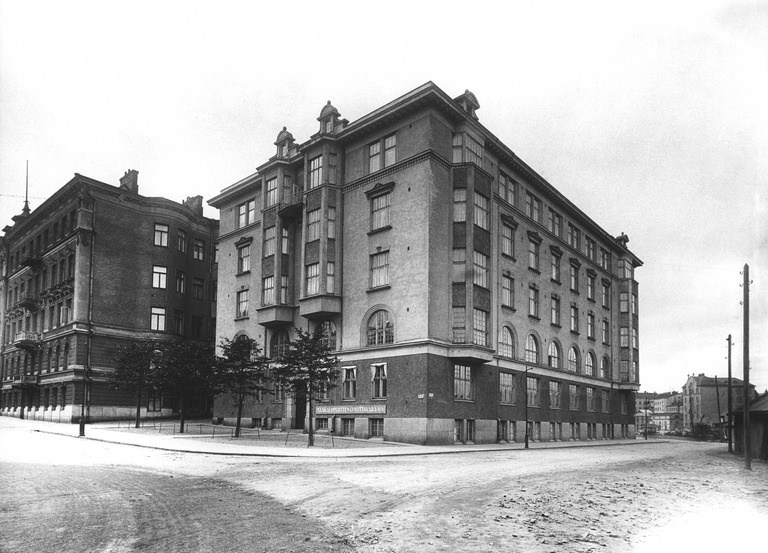 Satamakatu 4, seinässä Maakauppiaitten lyhyttavara Oy:n kyltti. Kuva: Eric Sundström, 1920. Helsingin kaupunginmuseo. Satamakatu 4, seinässä Maakauppiaitten lyhyttavara Oy:n kyltti. Kuva: Eric Sundström, 1920. Helsingin kaupunginmuseo.
