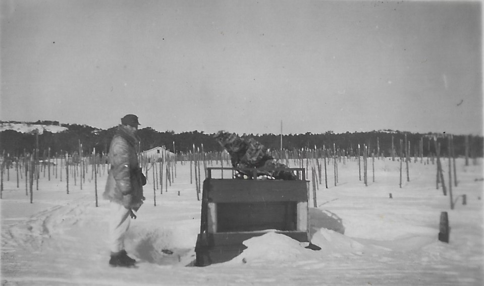 Suursaaren valtauksen näkymiä 2, 1942. Kuva: tuntematon. Annu Eskon kuvakansiot. Suursaaren valtauksen näkymiä 2, 1942. Kuva: tuntematon. Annu Eskon kuvakansiot.