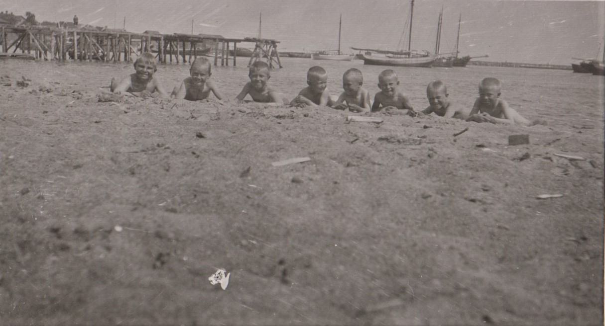 Poikia Suurkylän rannassa 1930-luvulla. Kuva: tuntematon. Annu Eskon kuvakansiot. Poikia Suurkylän rannassa 1930-luvulla. Kuva: tuntematon. Annu Eskon kuvakansiot.